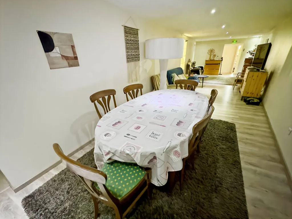 A saisir magnifique appartement de 150 m2 habitables avec cour terrasse de 146 m² sur lima commune de ELBEUF 76500