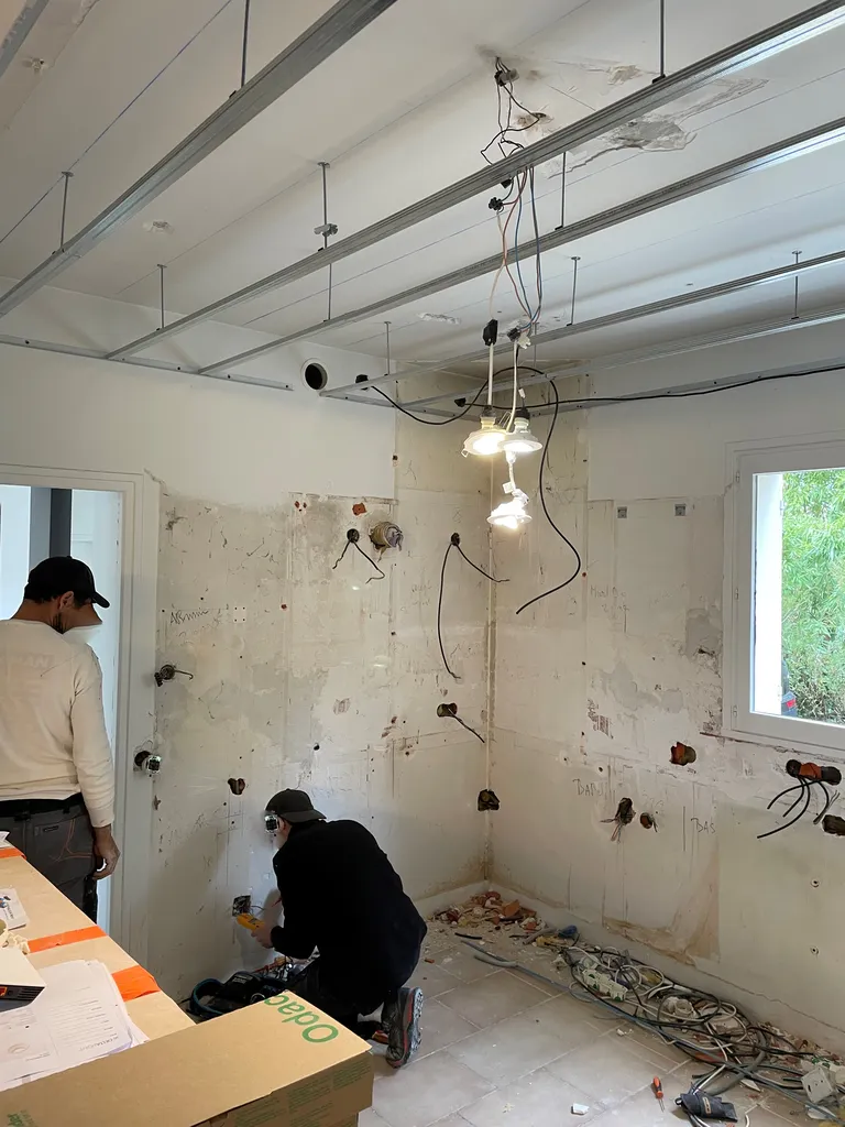 Travaux de reprise des réseaux électriques lors d’une rénovation de maison à Lyon (Rhône – 69) pour une installation conforme aux normes de sécurité