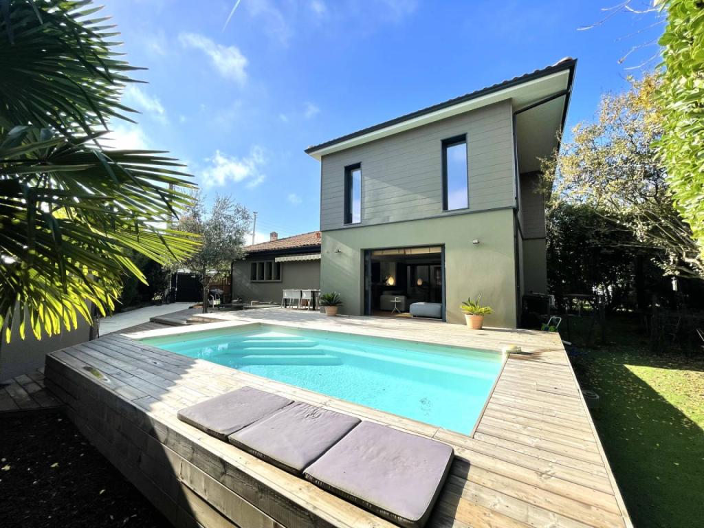 Maison rénovée avec piscine et stationnement Bordeaux Caudéran  