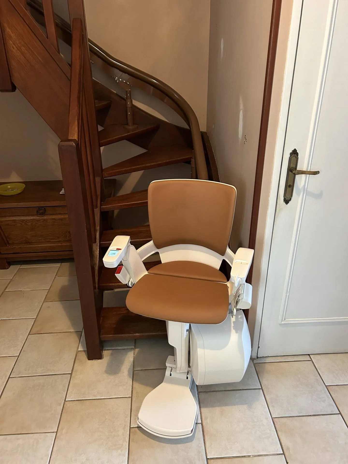 L'effet reverse drive technology pour faciliter votre installation à bord de ce fauteuil monte escalier OTOLIFT Modul'Air Smart en intérieur dans l'escalier étroit 2/4 tournant à Marseille
