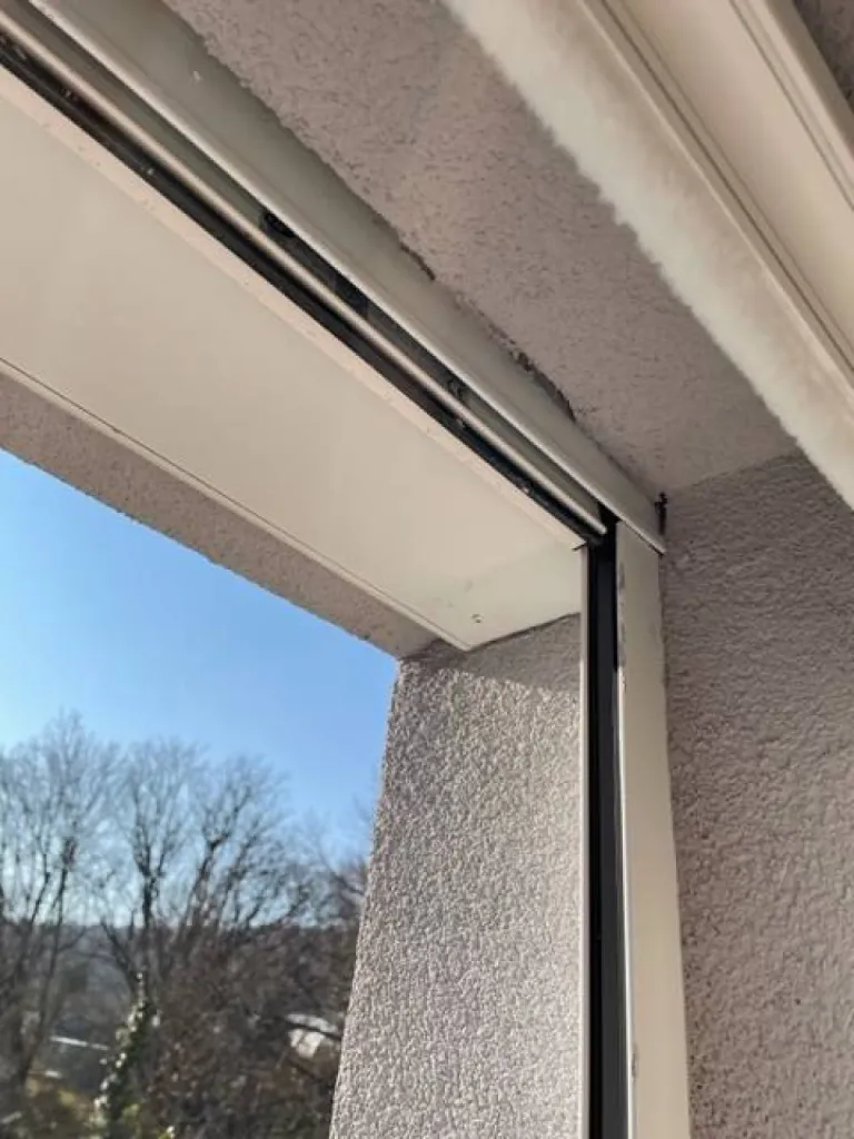 Menuiseries en PVC avec volets roulants ITE + moustiquaires pour isolation par l'extérieur à SOUCIEU EN JARREST