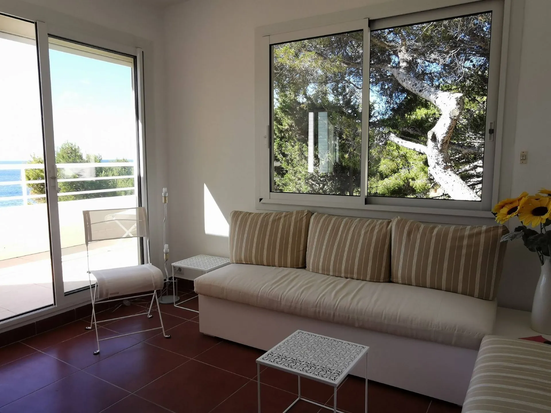 Salon lumineux vue mer - appartement à vendre cassis