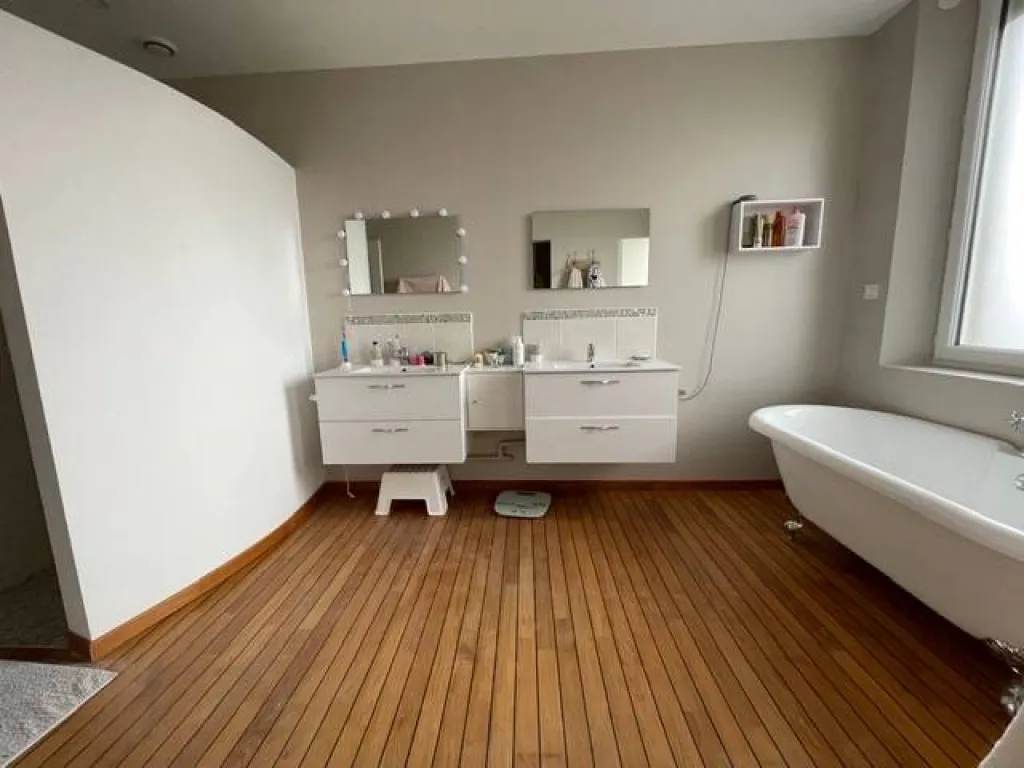 salle de bain avec baignoire et douche à l'italienne