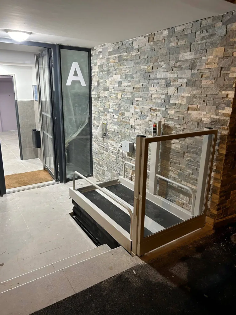 Mini élévateur LEHNER en extérieur donnant accès à un hall d'immeuble à la Ciotat près de Marseille