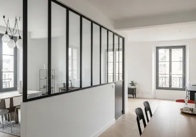 Verrière intérieure atelier acier installée dans appartement La Ciotat pour sublimer volumes apporter luminosité style loft contemporain