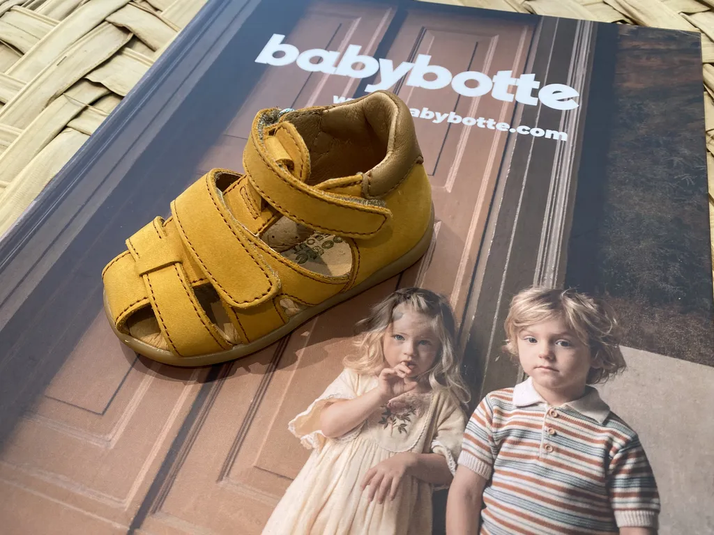 Sandale bébé réglable à velcro près de Bordeaux