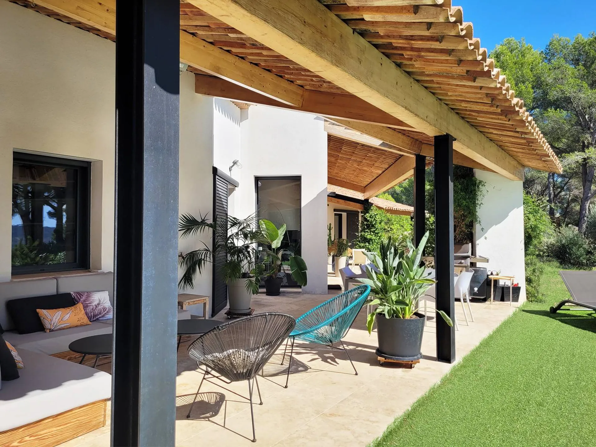 Construction d'une élégante maison de style moderne totalement atypique sur la commune de Ventabren dans les bouches du Rhones