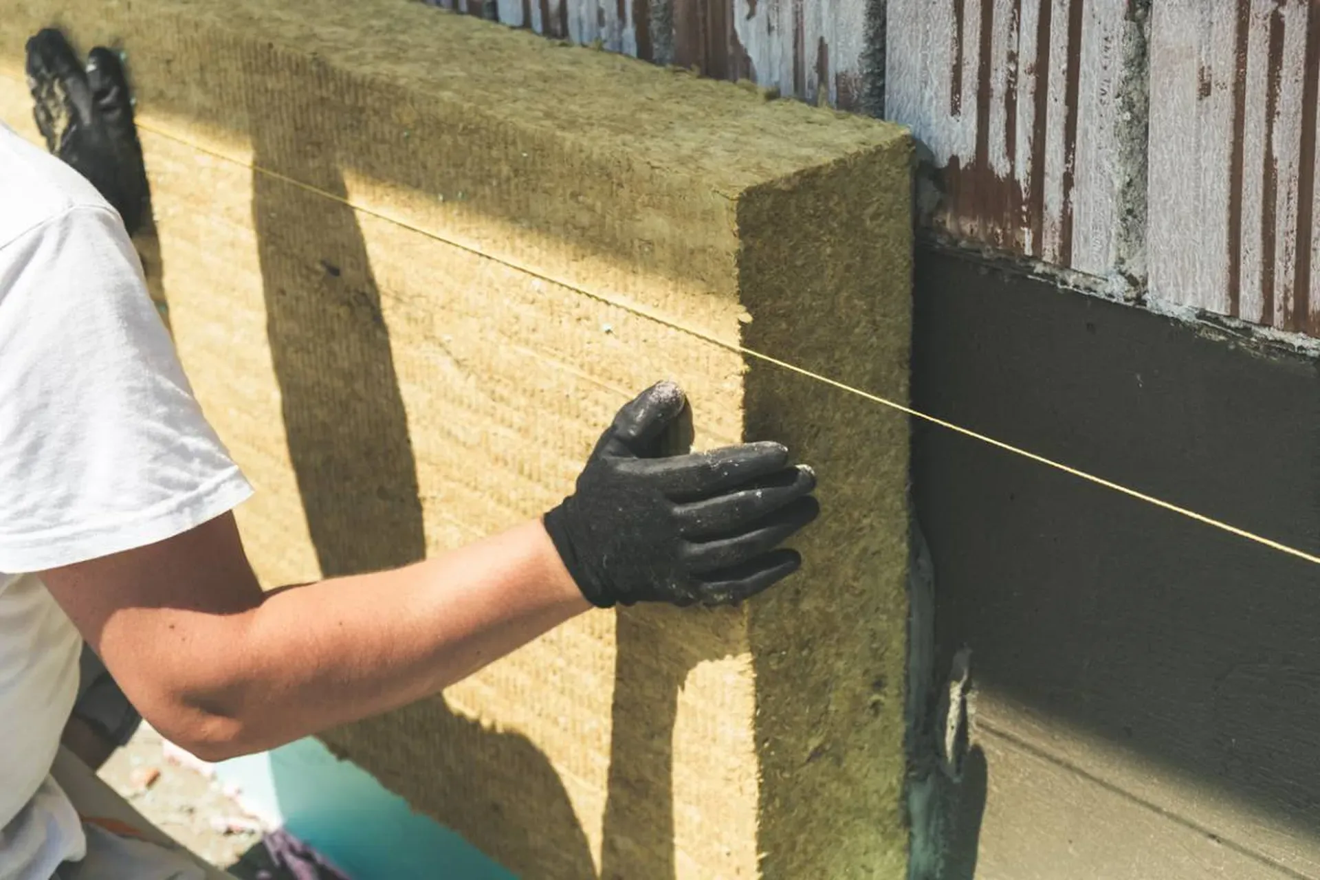 Travaux d’isolation thermique par l’extérieur (ITE) en cours sur une façade, permettant de supprimer les ponts thermiques et d’améliorer la performance énergétique du logement