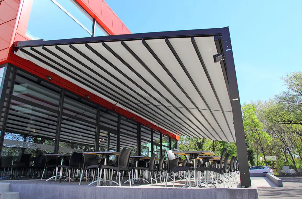 Pergola à velum - Restaurant L'Hermitage - Saint-Victoret - (Provence-Alpes-Côte d'Azur) - Vélum tendu