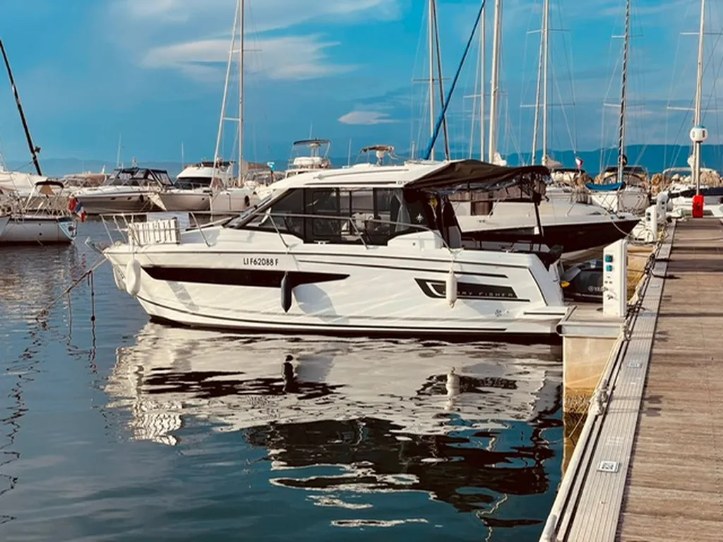 Vente d'un bateau d'occasion de la marque Jeanneau modèle Merry Fisher 895 équiper d'un moteur Yamaha 300 CV disponible à La Londe les Maures proche de Hyères