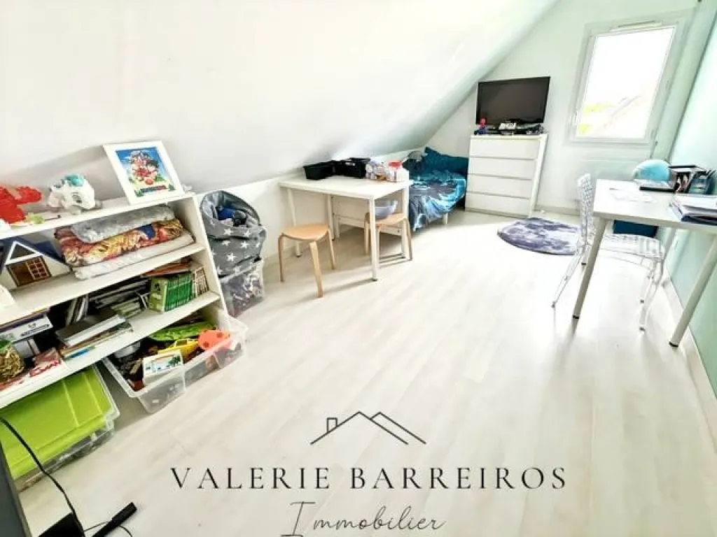 A saisir pavillon contemporain de 125 m² édifiée sur 1211 m² de terrain sur la commune de LA SAUSSAYE 27370