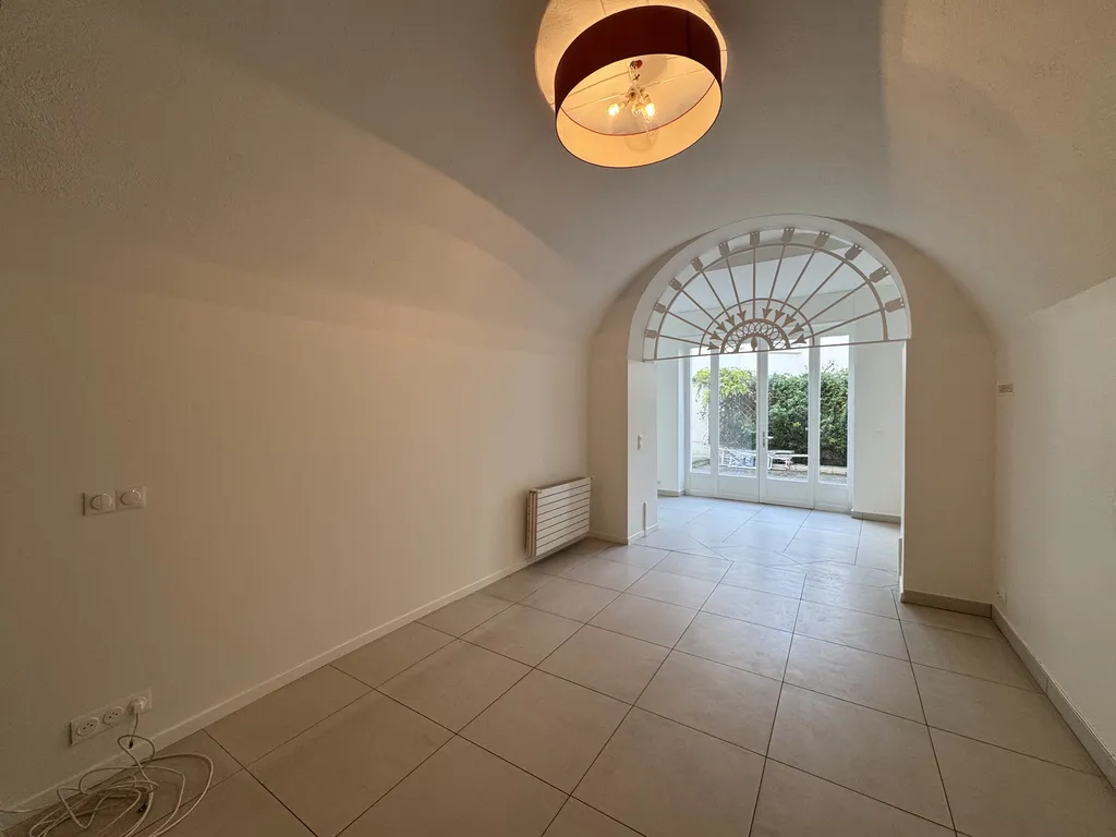 A louer un appartement place Royale à Saint Germain en Laye comme une maison de ville