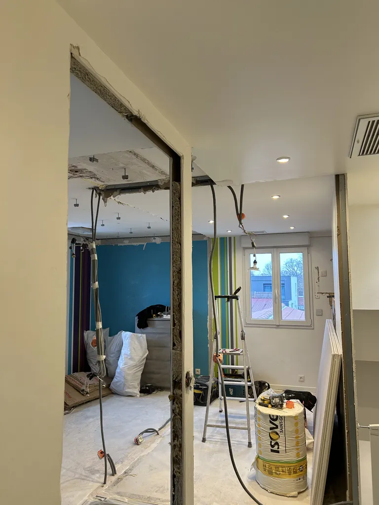 Démolition d’une cloison pour agrandir une chambre et optimiser les volumes lors d’une rénovation de maison