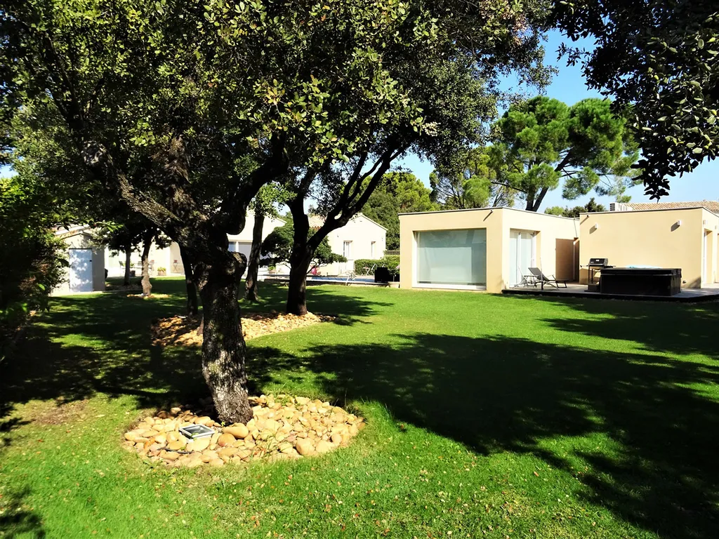 VILLENEUVE-LES-AVIGNON, maison contemporaine avec piscine et annexes dans quartier recherché   