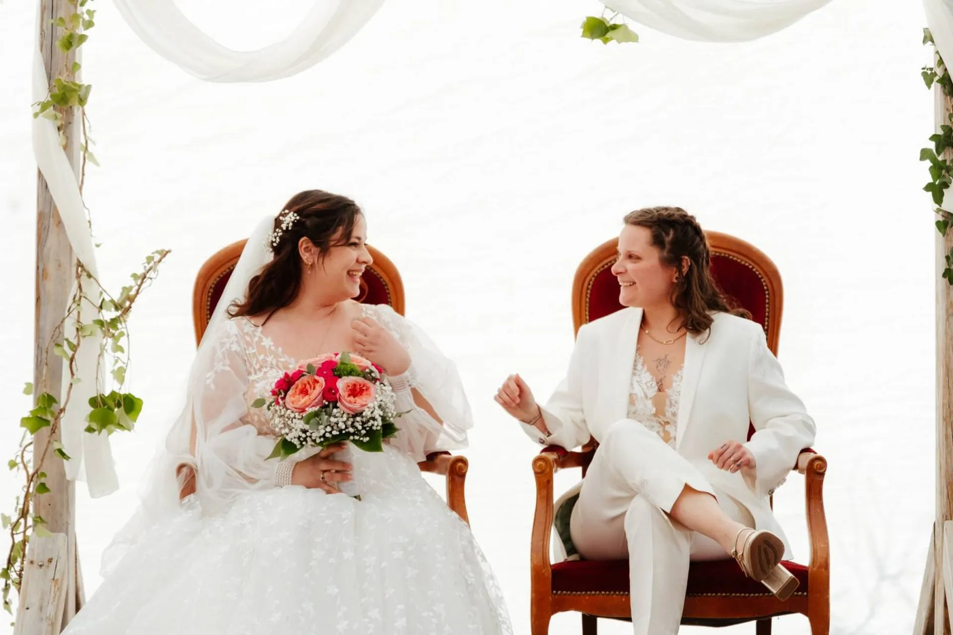 Tailleur Femme Blanc avec Body Dentelle – Mariage Moderne et Raffiné