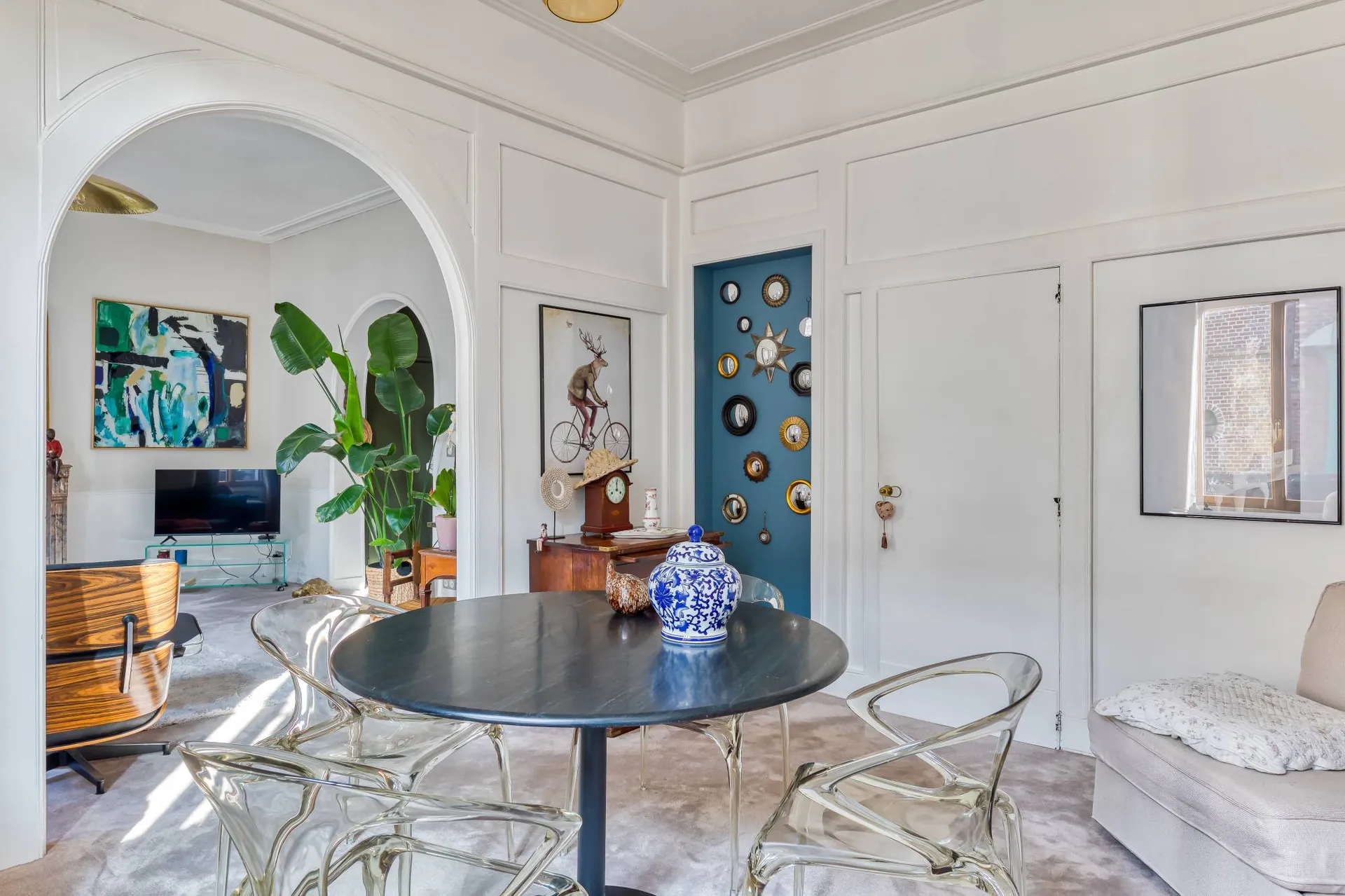 À vendre : cuisine équipée semi-ouverte sur un bel espace de vie convivial.