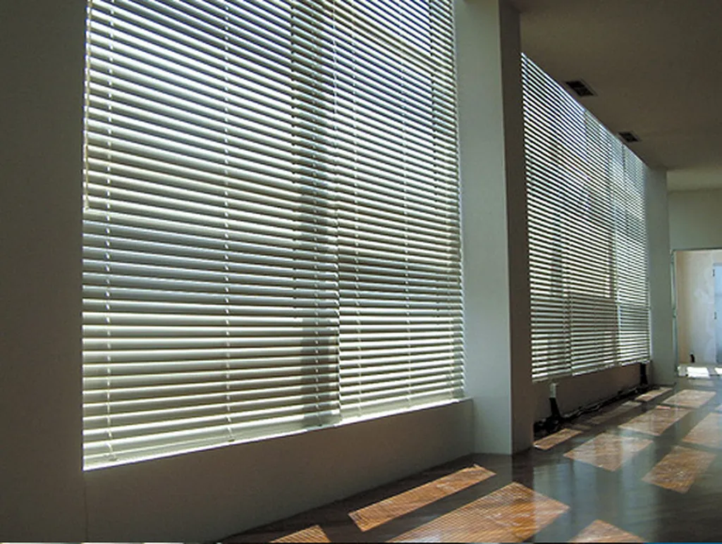 Stores vénitiens guidés pour bureaux (lames aluminium ou bois) Aix en Provence 