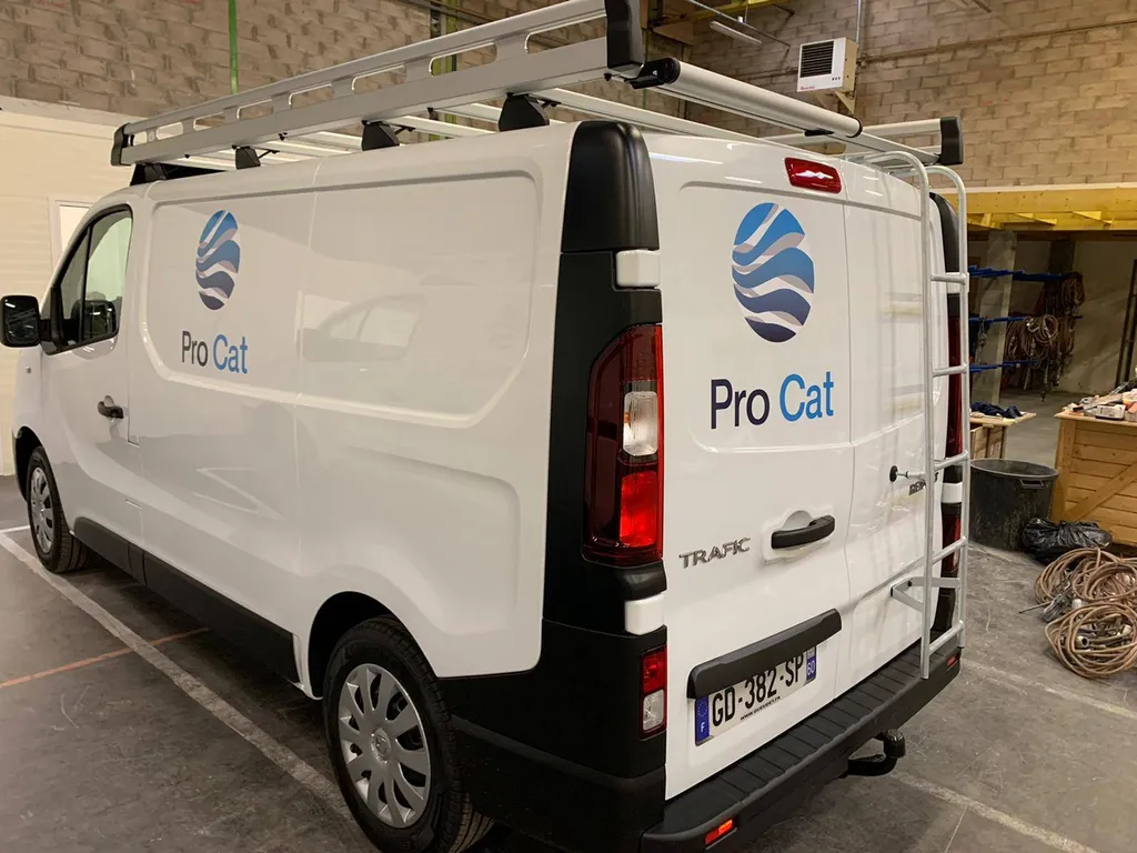 Besoin d'un stickage de véhicule d'entreprise pour vous mettre en avant où que vous soyez ?