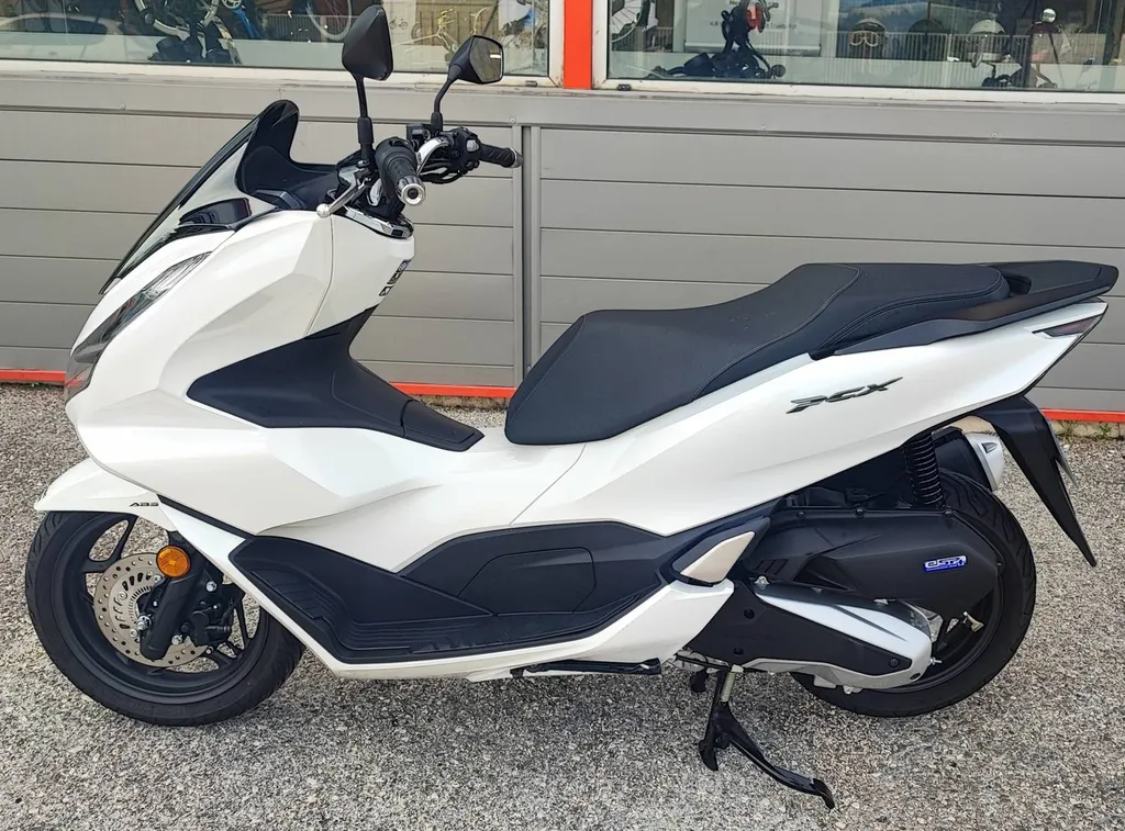 HONDA PCX 125 DU 07/2024 AVEC 4200 KM