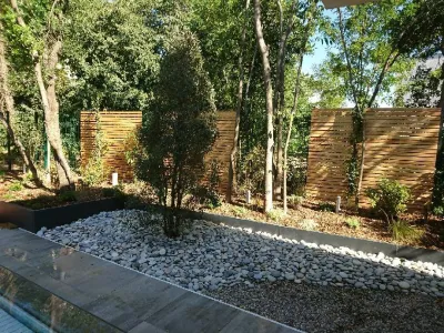 Pose de palissades dans un jardin minéral à Montpellier