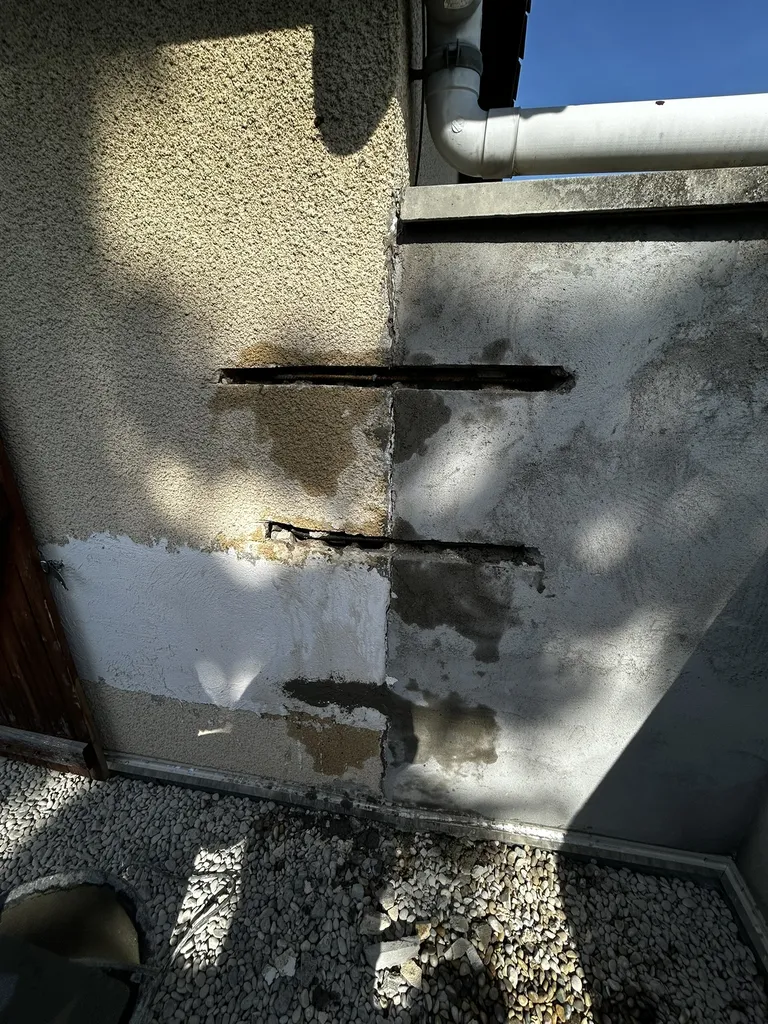Renforcement de la structure par purge et pose de 3 agrafes en acier Tor de Ø 10 mm, ancrées profondément à l’aide d’une résine de scellement chimique.