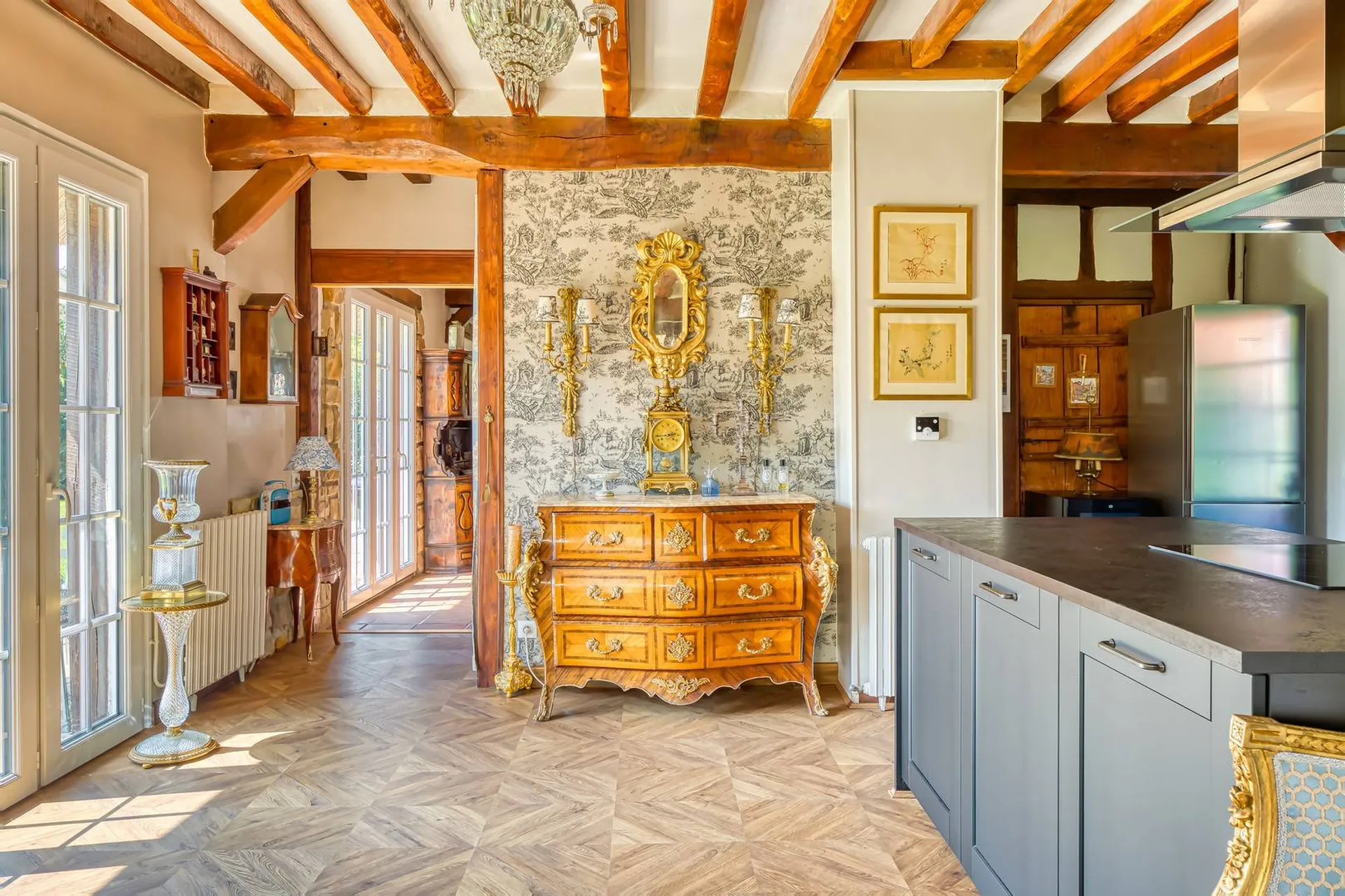 Maison à vendre en bord de mer : Sous-sol complet avec garage double, bureau, atelier, buanderie et espace détente (billard, bibliothèque).