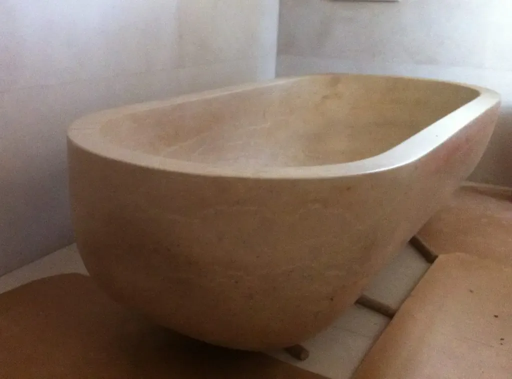 Pierre naturelle pour salle de bain : receveurs de douche, vasques et baignoires sur mesure