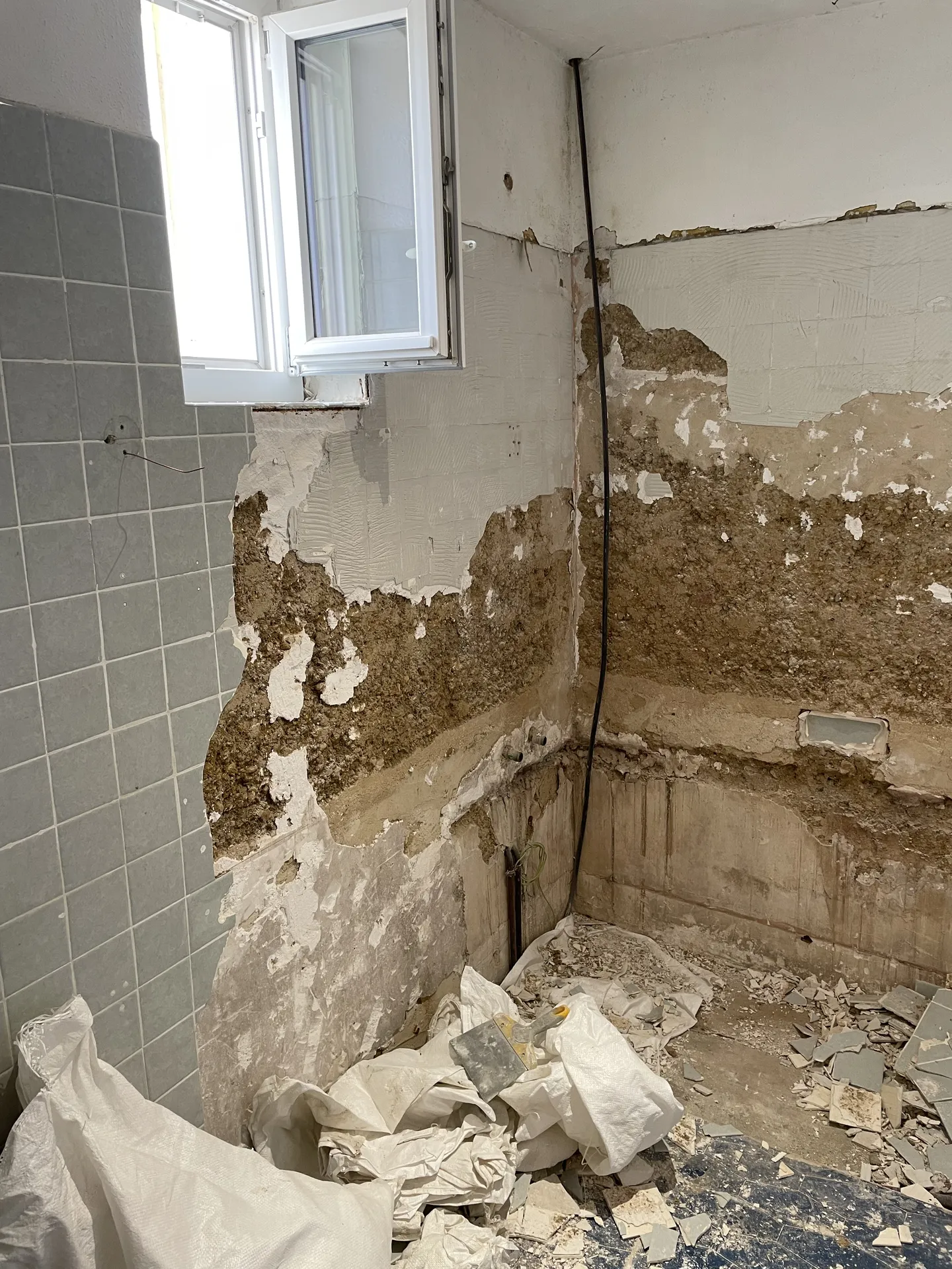 Travaux de rénovation de salle de bain à Gleizé près de Villefranche-sur-Saône (Rhône – 69), avec modernisation des équipements et des revêtements pour un espace plus confortable.