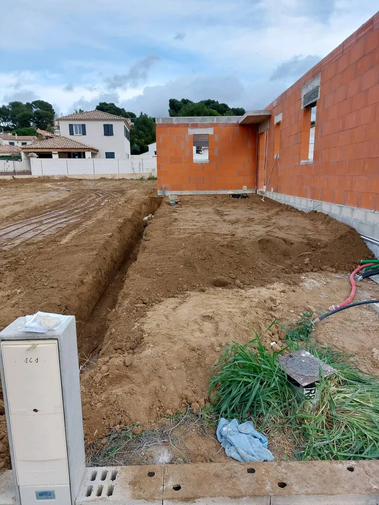 Société de terrassement pour création d'un bassin de rétention et réglage des terres autour d'une villa à Allauch