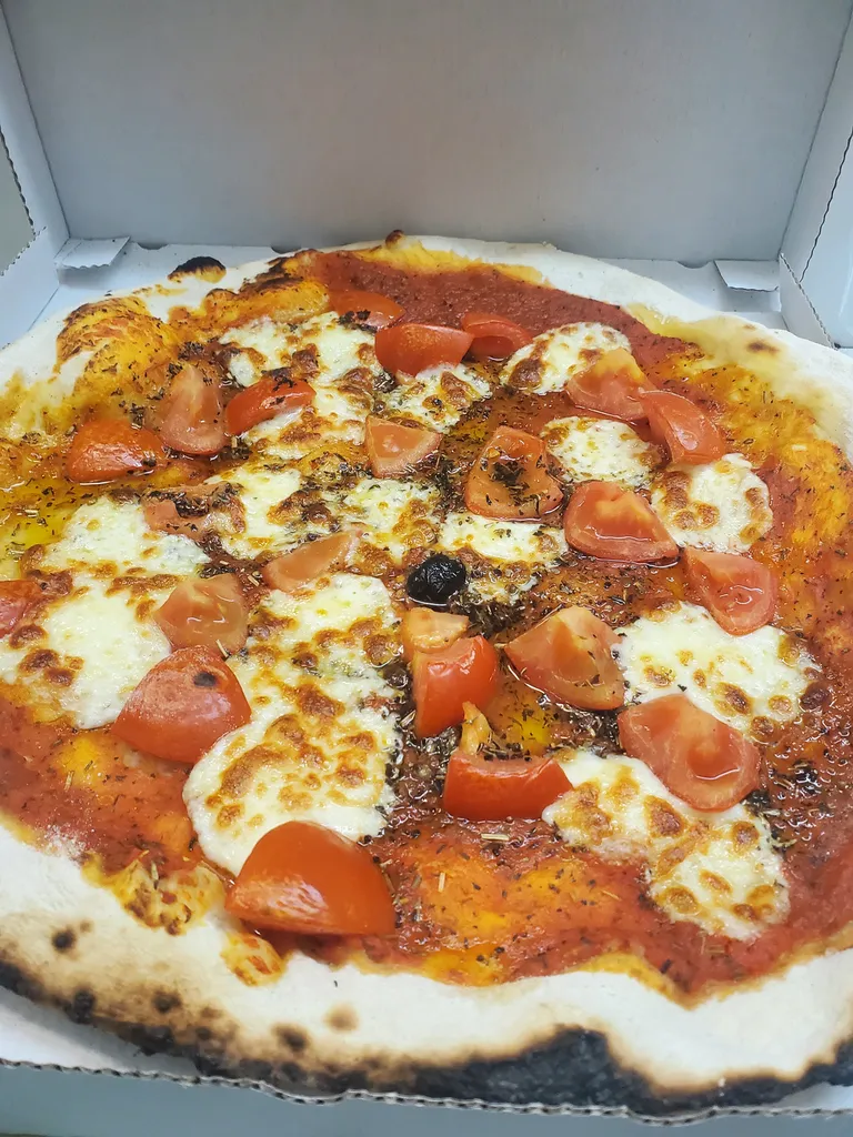 pizza  à  base de tomate à Salon-de-Provence 