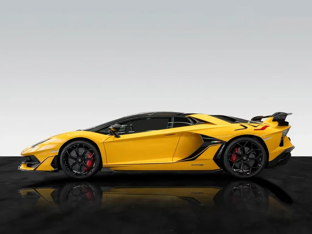 Lamborghini Aventador SVJ Roadster jaune photographiée de profil à Bordeaux, supercar de prestige alliant design agressif, performances extrêmes et exclusivité italienne.