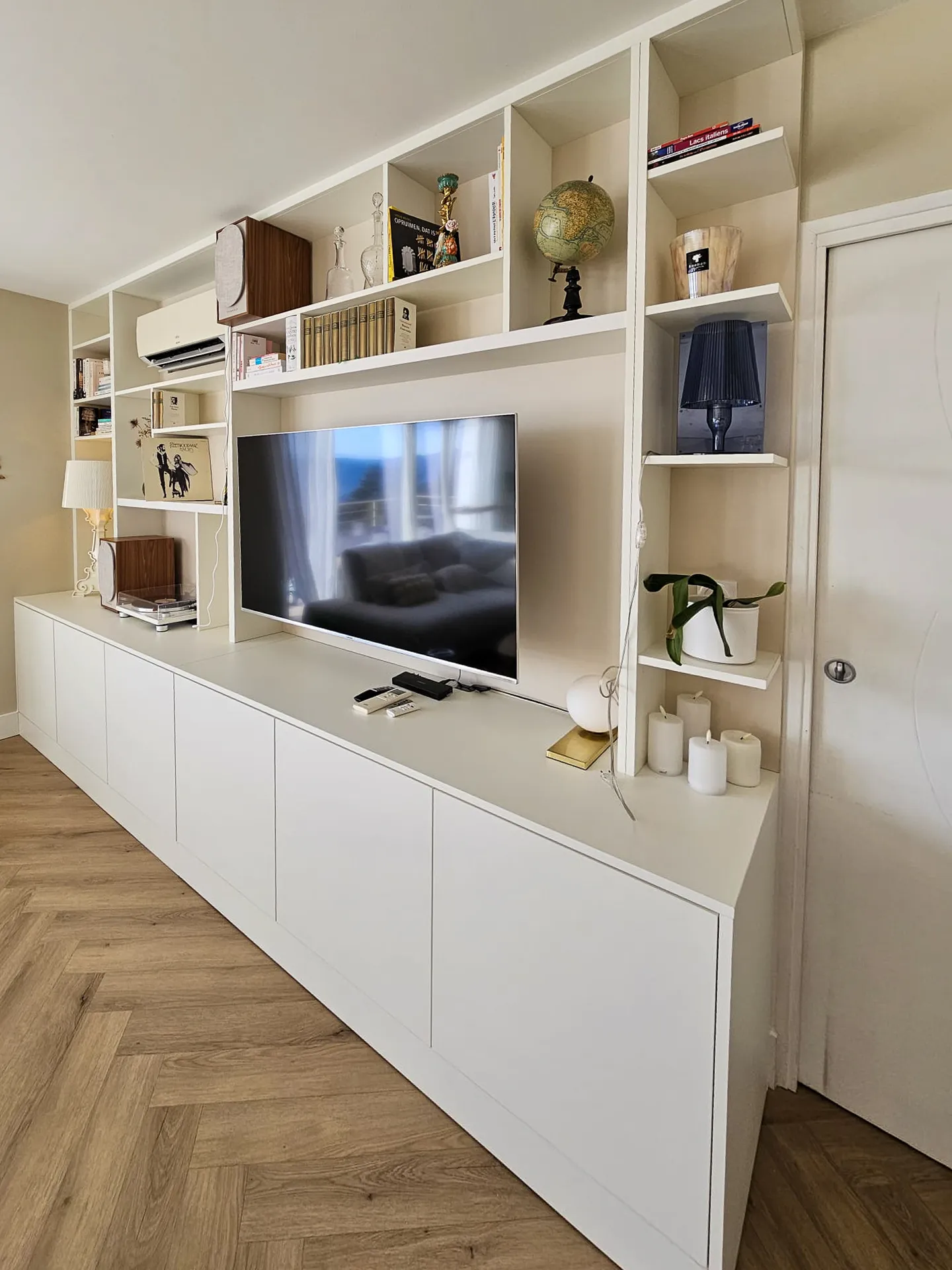 Agencement meuble TV sur mesure avec rangements intégrés et lignes épurées à Aubenas en Ardèche