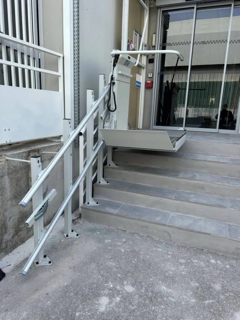 La plateforme oblique lors de son arrivée au dernier de marche dans cet escalier droit extérieur près de Marseille