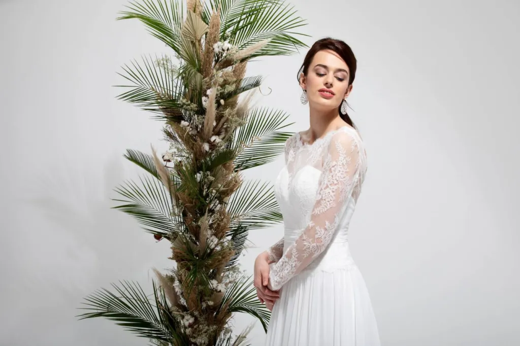 ROBE DE MARIEE MANCHES EN DENTELLE SAPHIA EGLANTINE MARSEILLE .