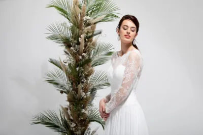 ROBE DE MARIEE MANCHES EN DENTELLE SAPHIA EGLANTINE MARSEILLE .
