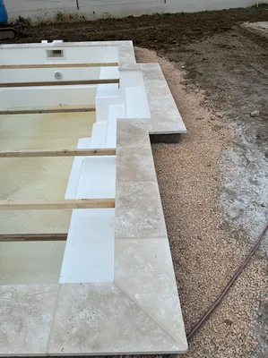 Installation piscine Paloma 5 avec filtration complète et terrassement professionnel à Vitrolles pour aménagement extérieur