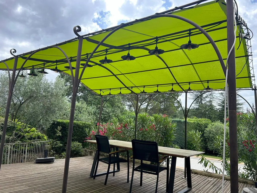 Installation de toile Soltis de pergola à Saint-Saturnin Les Apt dans le Vaucluse (84)