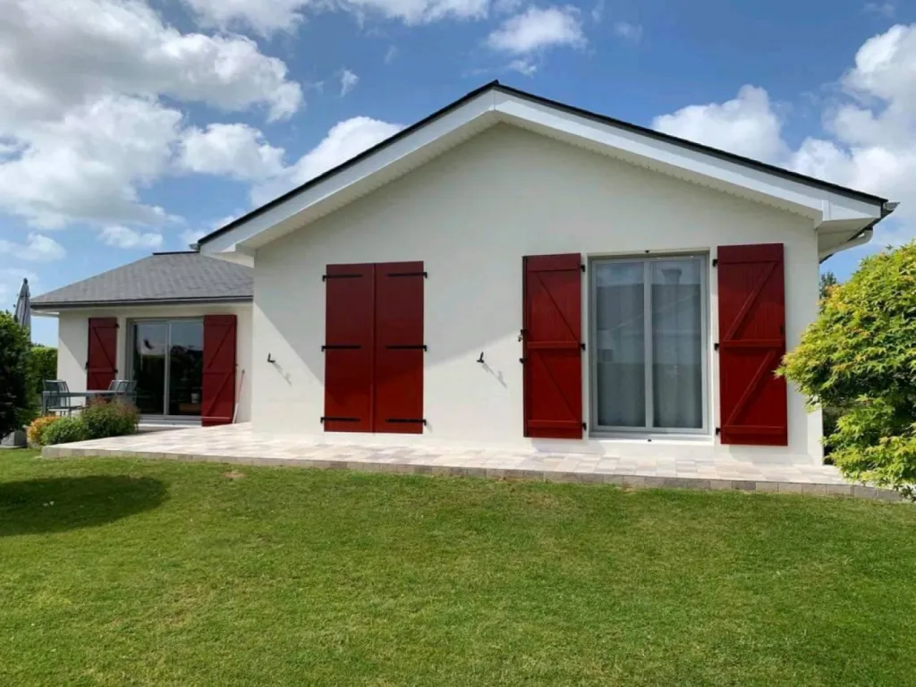 Pose de volets battants en fibre résine isolant avec mousse polyuréthane haute densité intégré sur Fontaine la Mallet (76)