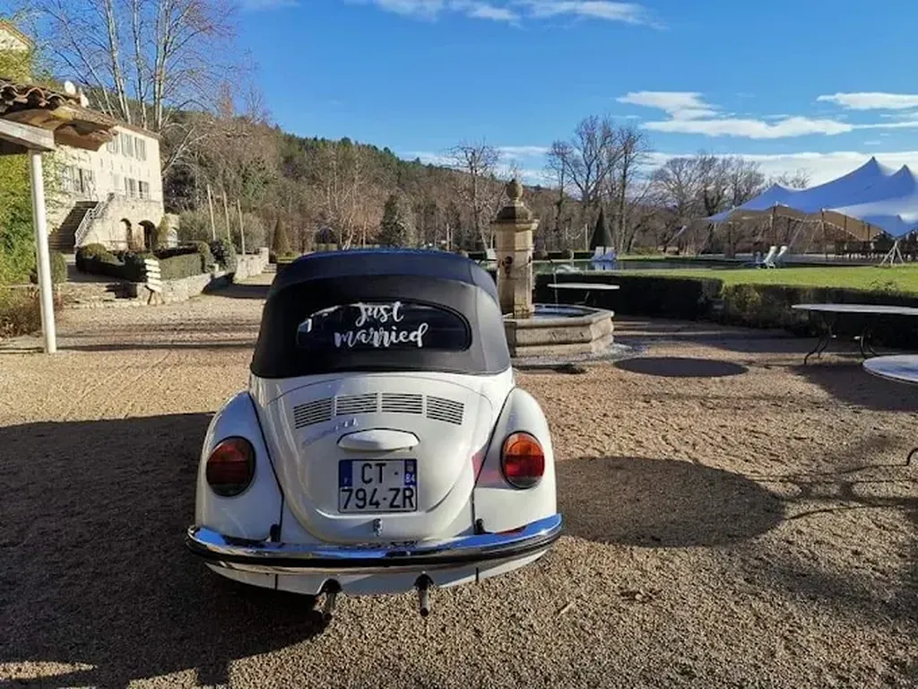 Location salle de mariage bohème à Bonnieux vers Roussillon : salle de mariage avec hébergement dortoir et proche champs de lavandes pour 200 personnes avec prestation mixologie