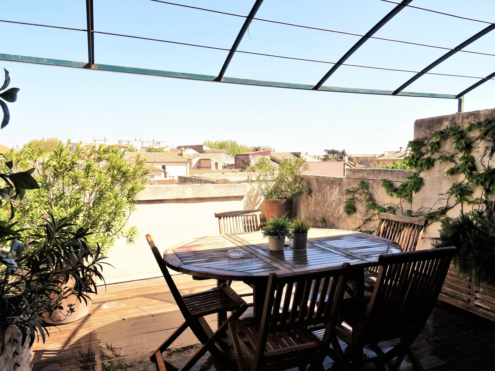 Avignon Intra Muros, zone piétonne, charmant duplex avec 2 terrasses.   