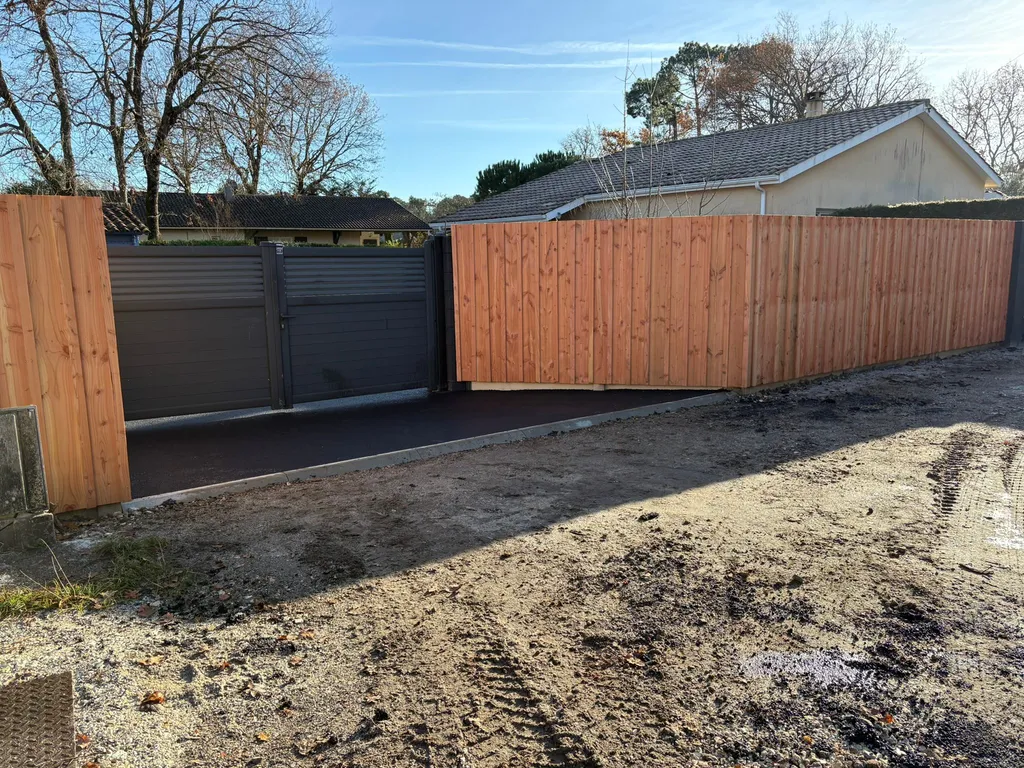 Choisissez une clôture esthétique, de style Arcachonnaise en lames de bois verticales.