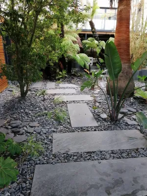 LES PAS JAPONAIS, UNE BONNE ALTERNATIVE POUR UN CHEMINEMENT AU CŒUR DE VOTRE JARDIN SUR LE BASSIN D'ARCACHON