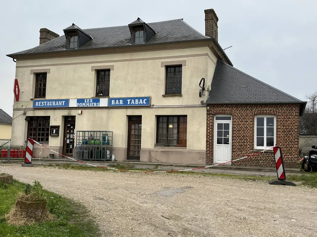 Murs commerciaux d'environ 180m² avec 4029m² de terrain sur St Nicolas de Bliquetuit.