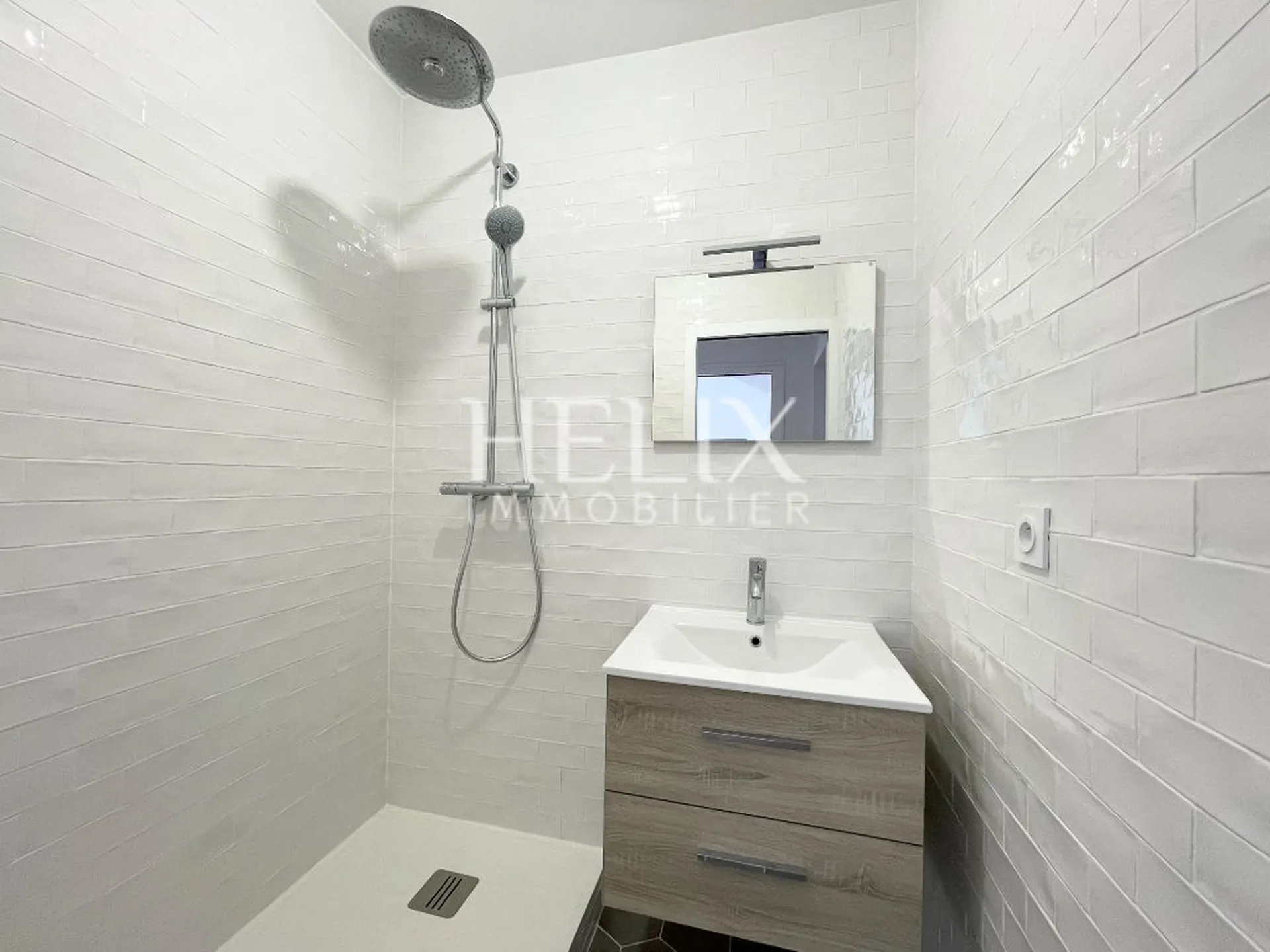 A vendre appartement esprit Loft 106 M2 surface au sol, 88,58 M2 Loi Carrez, situé au 3ème et dernier étage entièrement refait à neuf bénéficiant d'une situation privilégiée au coeur du centre ville, exceptionnel à Saint Germain en Laye.