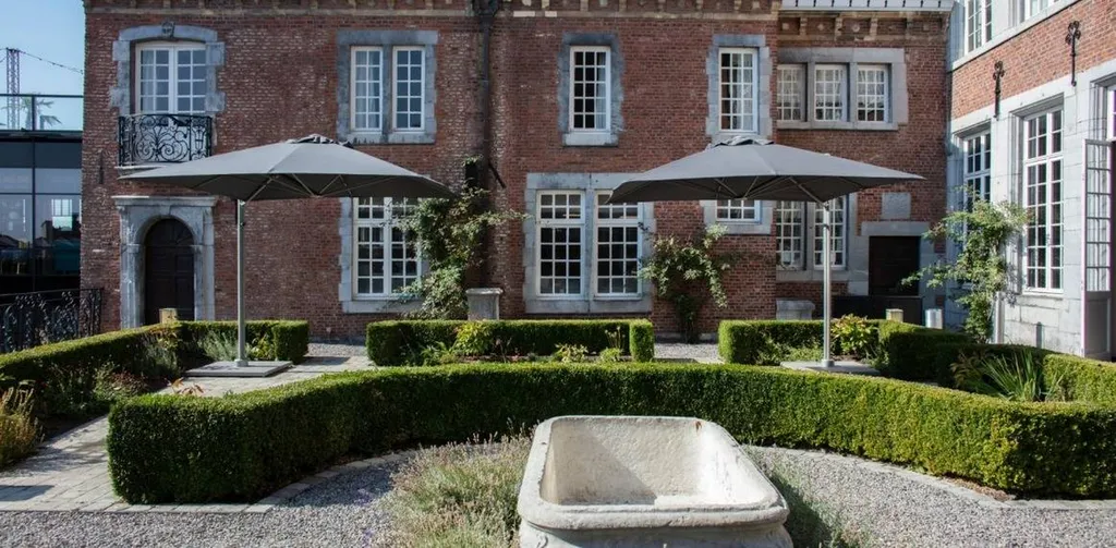 Parasol déporté et parasol grande dimension à Cannes pour professionnels et particuliers