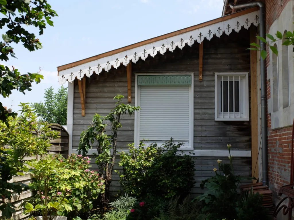 Entreprise Laflaquiere réalisation de lambrequin et bandeaux de rive décorative 33000