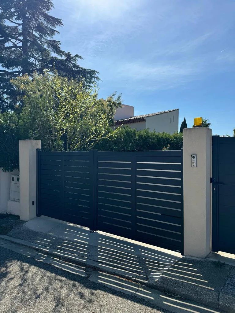 Mise en place d'un portail battant Kostum sur les Pennes Mirabeau