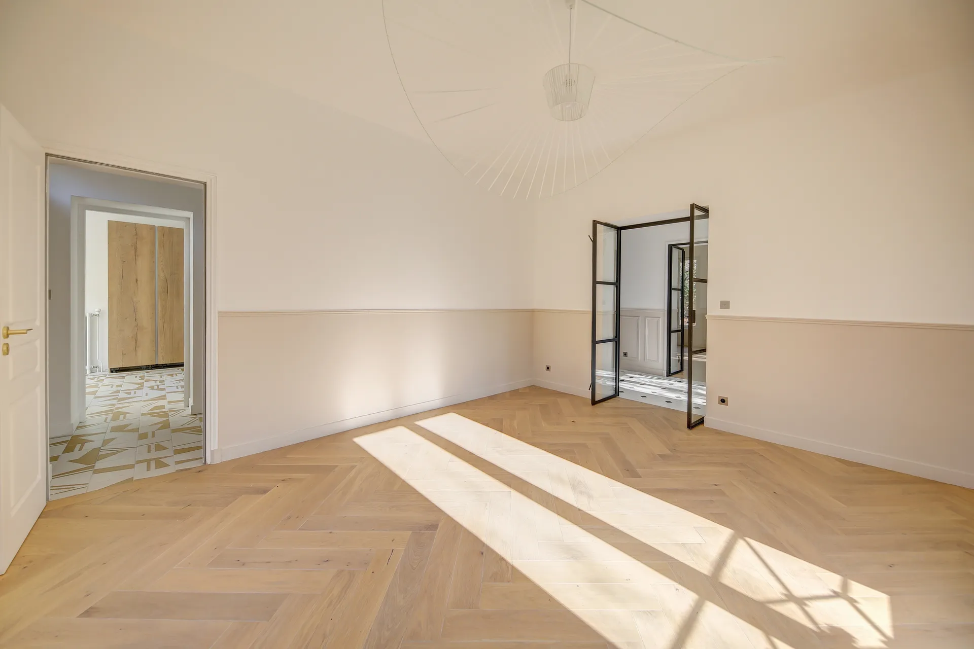 A vendre dans le centre de Saint Germain en Laye près des commerces et du RER un hotêl particulier rénové