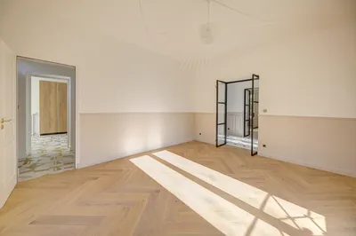 A vendre dans le centre de Saint Germain en Laye près des commerces et du RER un hotêl particulier rénové