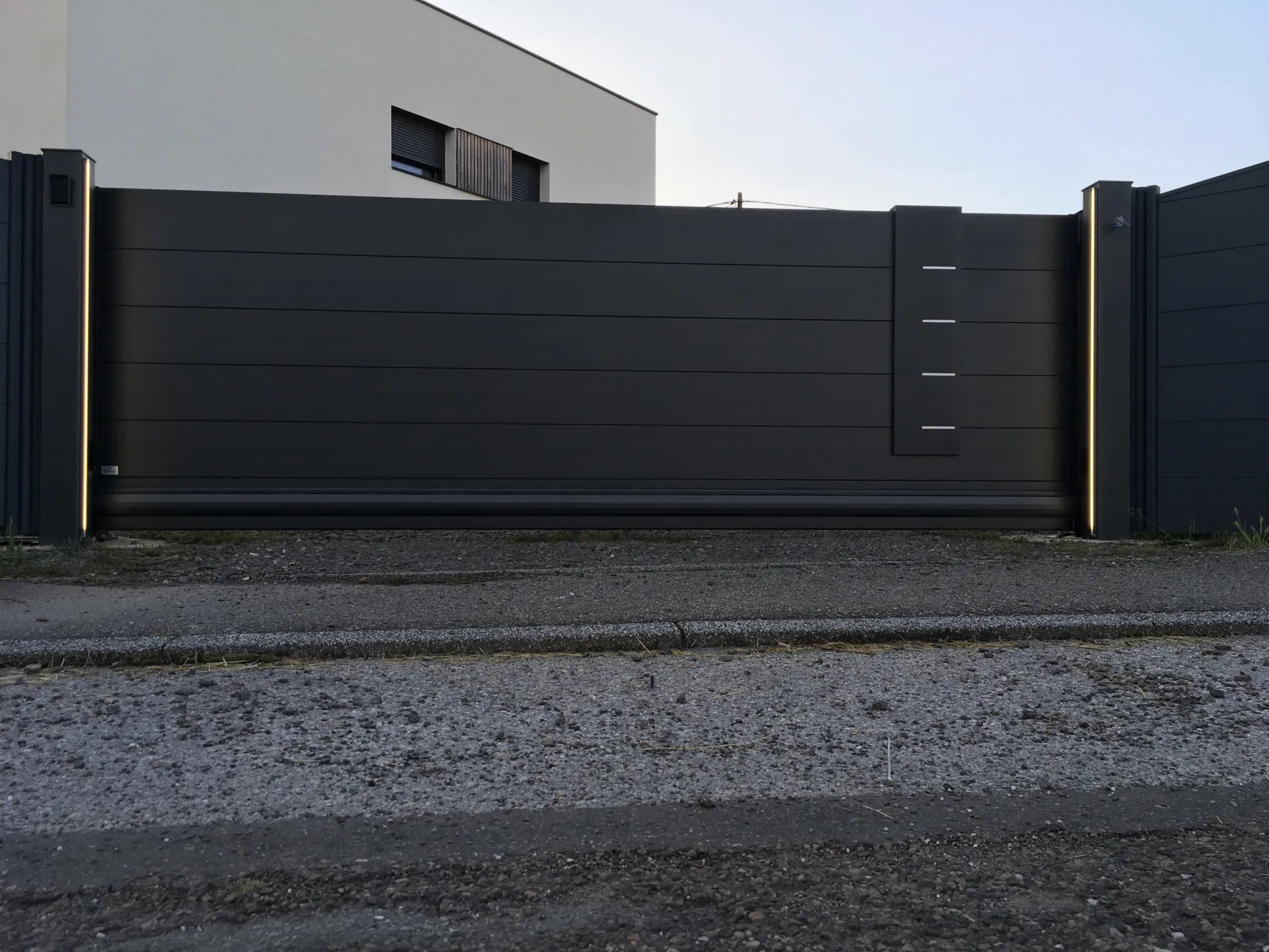 Réalisation d’un portail en alu coulissant autoporté noir sablé de 5m x 1,50m à Lachapelle sous Chaux près de Belfort